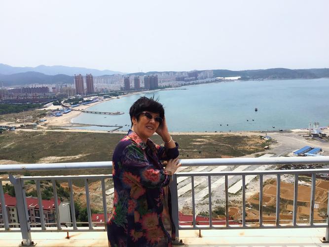 沉思在美丽的大连旅顺月亮湾