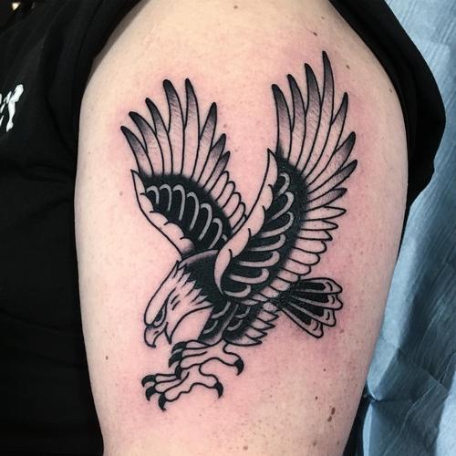 大臂oldschool鹰纹身图案