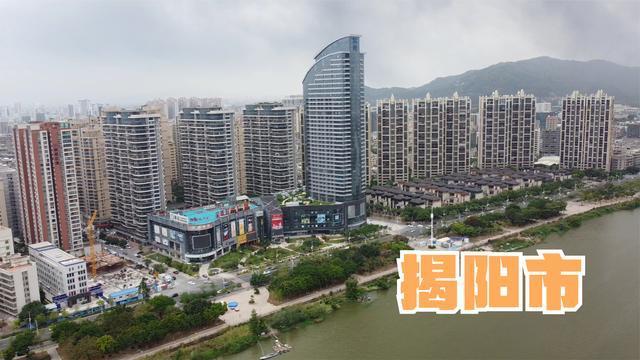 航拍广东揭阳市区发现西寨工业园黑烟滚滚周边房子太密集了