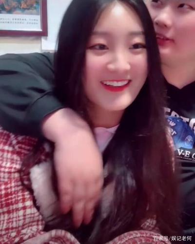 大衣哥儿子被怂恿搂媳妇,谁注意陈亚楠表情?是否真爱