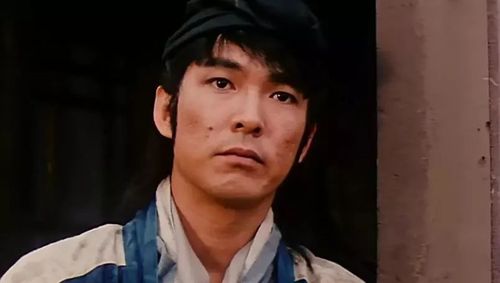 当年,成龙,洪金宝,元彪的频频联手,可谓是香港动作片的铁三角,创造出