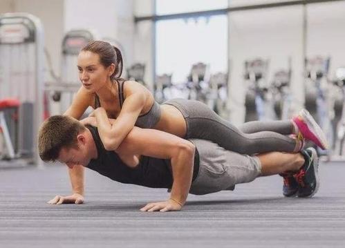 情侣在家就可以解锁的健身动作