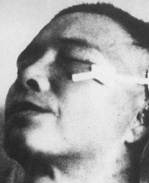 蒋介石秘密下令炸掉汪精卫墓,开棺后尸体未腐,口袋有张3寸纸条