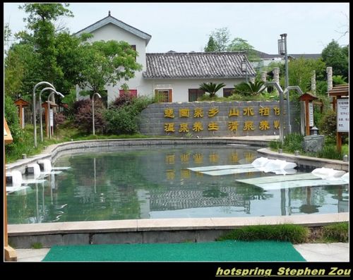 龙佑赤壁温泉度假区的水源来自五洪山下的五口自流井.