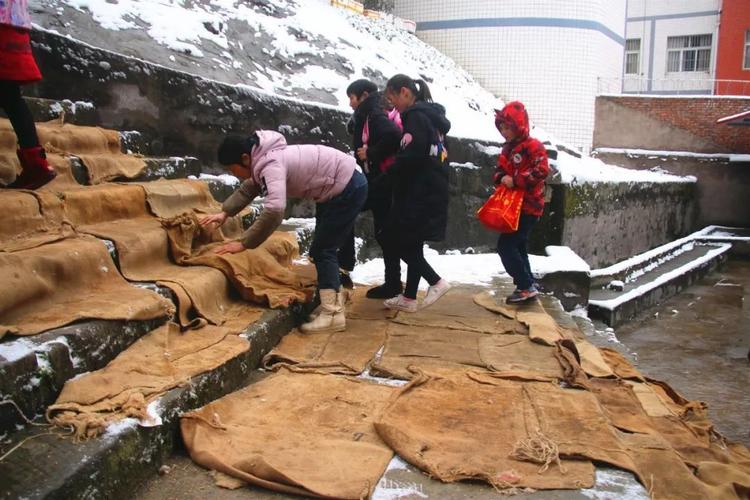 蒲丽蓉整理用麻袋铺好的路面