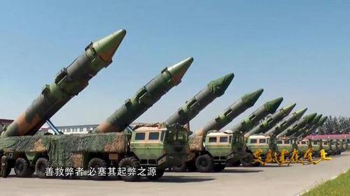 东风26导弹发射瞬间罕见曝光 先弹出后点火