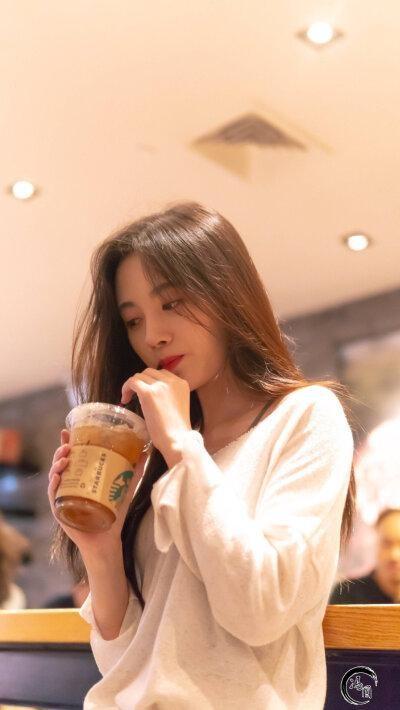 小鞠喝奶茶明星鞠婧祎