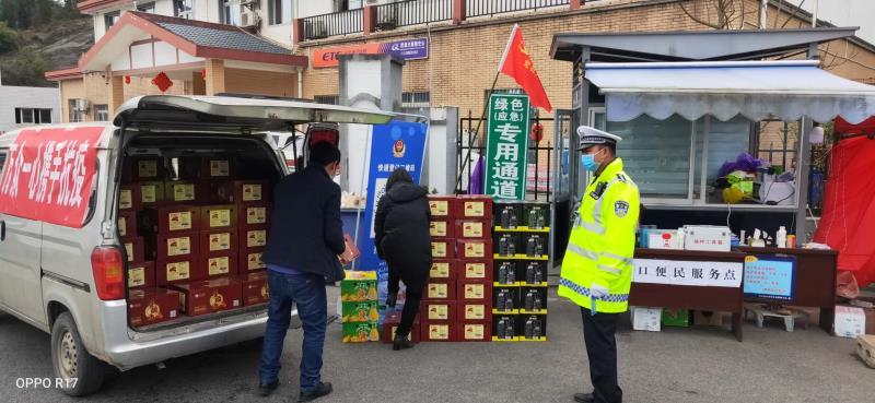 云南澳地澳向红河州蒙自抗疫情前线运送抗疫物资.