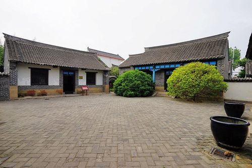 房屋是硬山式起脊,青砖墙,木架结构,是二进院式的四合院.