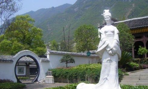 jūn),姓王,名嫱,字昭君,乳名皓月,姓王名嫱,西汉南郡秭归(今湖北省