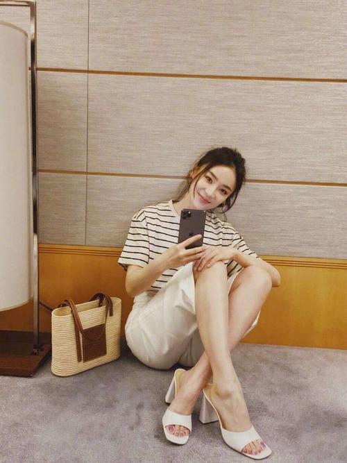 袁姗姗气质真好,hold住闪光针织衫,配牛仔裤还穿出清新感