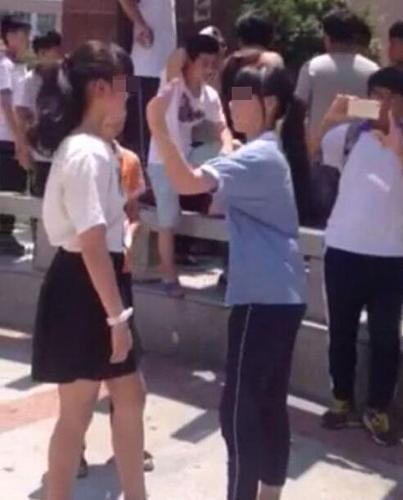 教育 正文  一起名为"网曝江西永新县女初中生打架"的视频在微博广泛