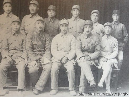 老照片:46年 学习归来的6纵18旅主要领导合影_二野