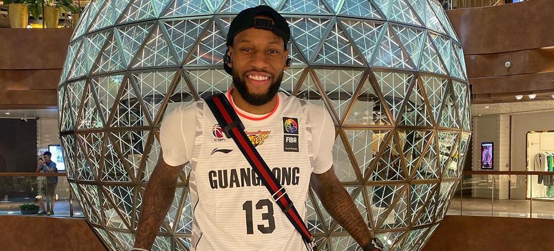 索尼-威姆斯晒帅照:我旅游的时候穿这个