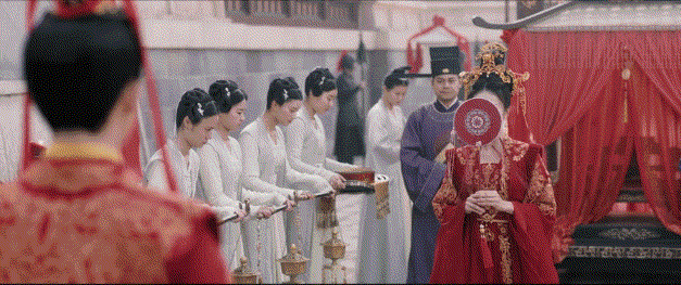 南辰王心怀天下,但被迫立下誓言,终身无法娶妻.