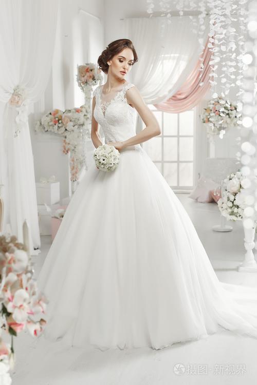 女人穿着婚纱摆姿势