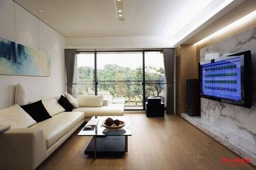 客厅衬托大型的窗户设计,给整体感觉安静,祥和.