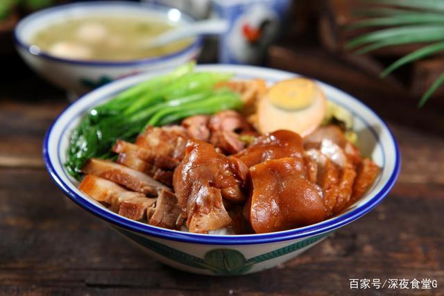 猪脚饭的前戏很多,小编自己每逢点外卖不知道点什么的时候就会选择猪