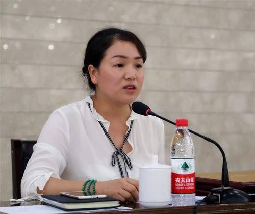 会议由区政府副区长温欣艳主持