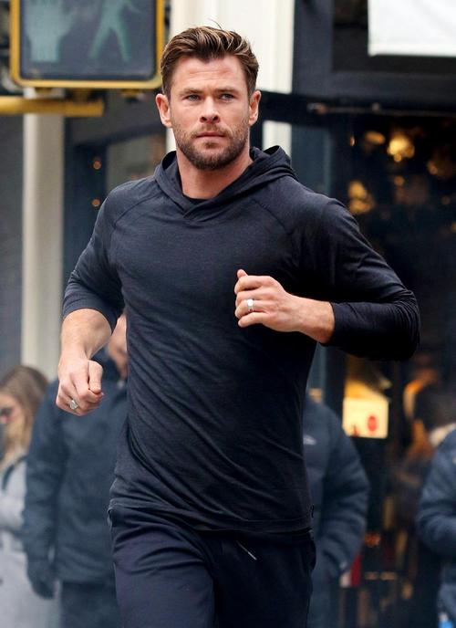 酷毙了!36岁锤哥纽约街头拍写真,厚厚的卫衣都藏不住肌肉身材