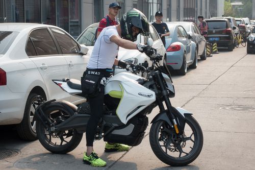 跃龙在渊:sur-ron 虬龙科技 正式发布 白幽灵 电动摩托车同时发布