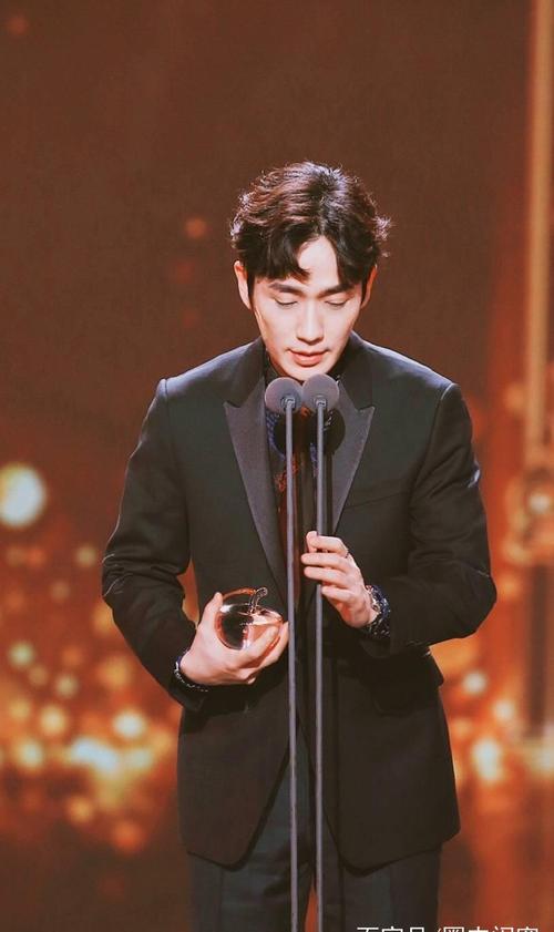 朱一龙获亚洲最帅面孔,被嘲老脸装嫩,粉丝拿3组照片,全网沉默