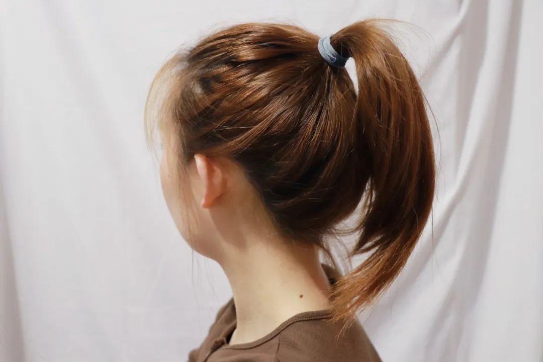 然后,直接把假马尾夹在自己的马尾顶部就可以了