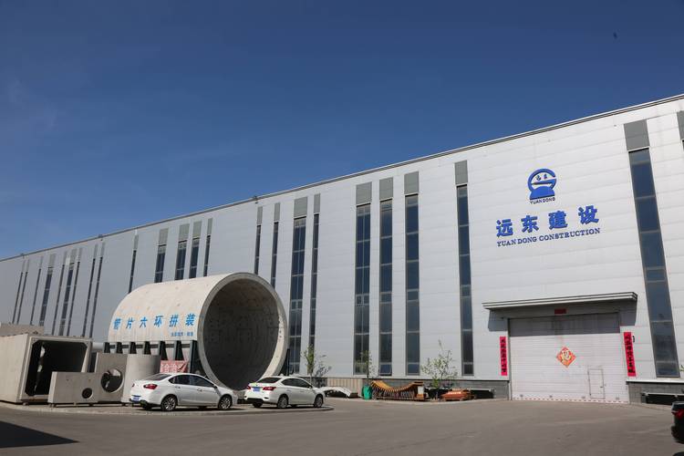 4月23日,走进太原远东建设公司生产车间内,机器轰鸣,火花闪烁,车辆