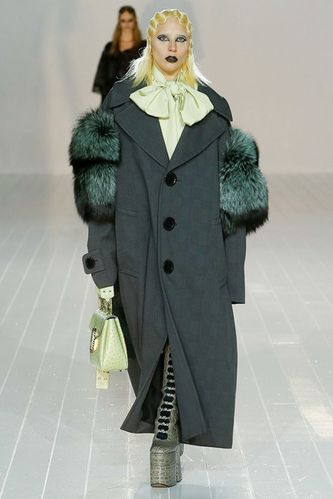 lady gaga身穿超大号皮草袖大衣亮相marc jacobs秀场