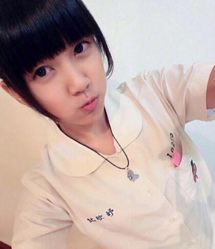纪欣妤是台湾童星,比起同为艺人的妹妹纪欣伶,幻欣妤长相更加成熟
