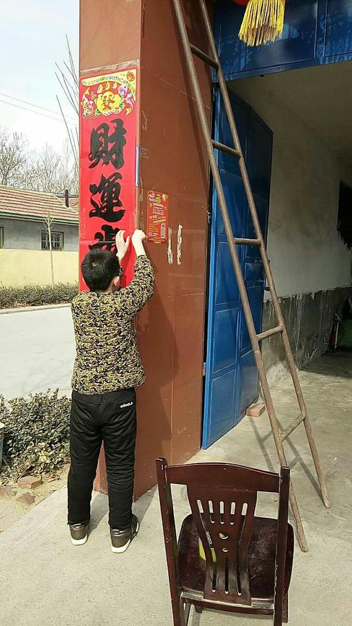 学生贴春联,包饺子