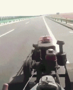 搞笑gif: 第一次上高速, 开着拖拉机内心无比激动