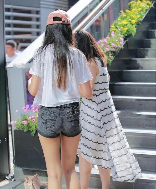 穿着白色的紧身牛仔短裤简约大方的搭配女生都能穿出来