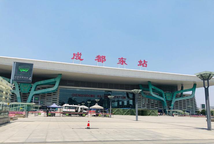 1 / 15 成都东站广场,地下公交进出口,旁边种满了鲜花