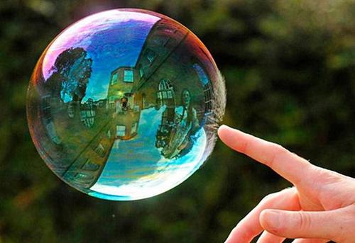 表面力的平衡;另一方面,皮肤的表面的油脂与肥皂膜的化学反应也是泡泡