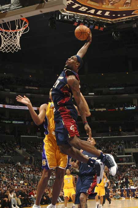 詹姆斯灌篮雷霆万钧; 詹姆斯单手扣篮-搜狐体育; 詹姆斯灌篮