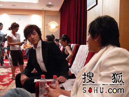 独家幕后照:胡歌何润东亲密交谈