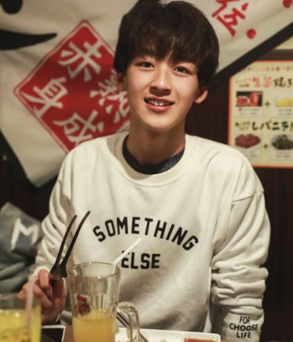 何洛洛的素颜照流出,看到最后这张照片,网友:男神怎么