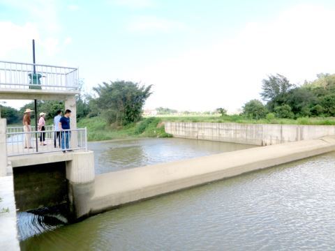 惠来县仙庵镇华清村注重水利设施建设 筑水闸筑出乡亲好日子