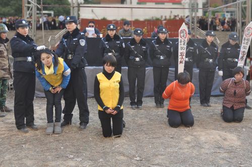 [转载]红颜女囚之---公审公判大会上的女犯格外引人注目(法制警示教育