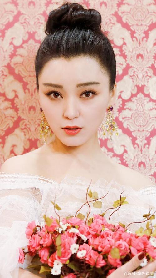 女神王亚楠,身材凹凸有型,气质绝佳,女人味满满