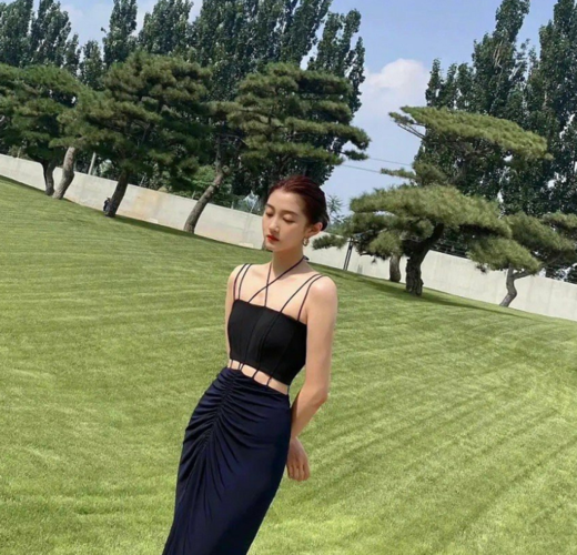 原创关晓彤晒背影照,薄背直角肩超让人羡慕,身材真心绝绝子啊!