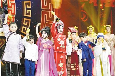 摘得梨园春年终总决赛少儿组金奖