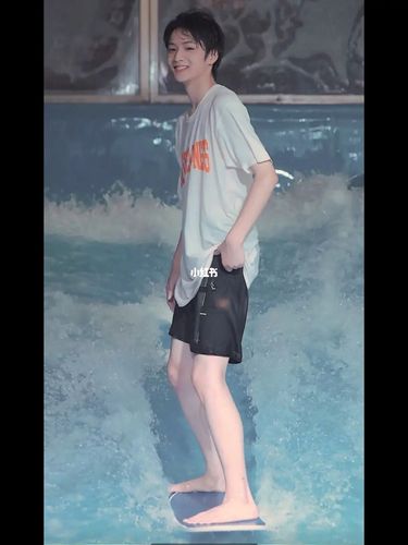 刘耀文全身照/壁纸_刘耀文_壁纸_素材_壁纸