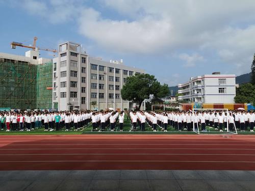 历军训生活,磨钢铁意志 ——记龙岩市铁山中学军训拉练活动