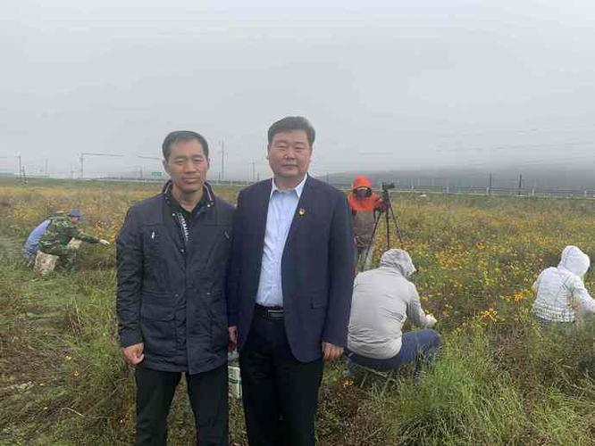 南岔县委副书记,县长申勇与香港商报记者付彦华在基地采访后合影