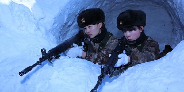 边防女兵-30℃野外训练 白雪染白了睫毛