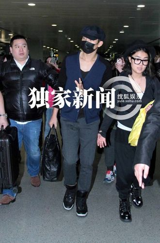 组图:钟汉良遭粉丝疯狂围堵 淡定微笑做暖心男神 -新华娱乐-新华网