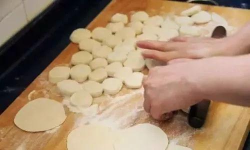 不会包饺子?饺子教程大全,含和面,调馅,包饺子配方都在这里