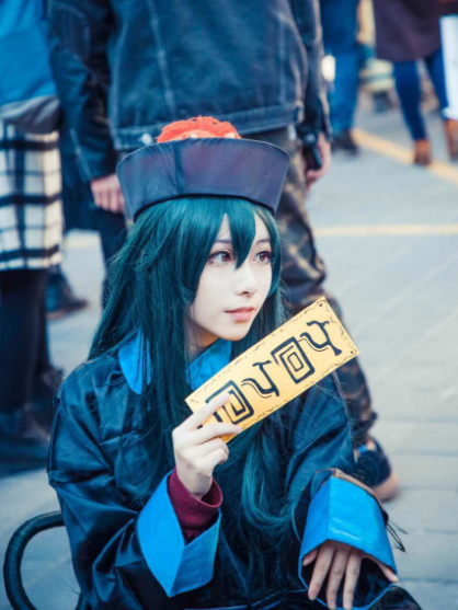 我英:小姐姐cos蛙吹梅雨,小僵尸服装太可爱,网友:已被圈粉